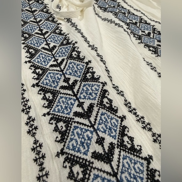 Solitaire Women’s cream Blue tonic tops with embroidered Size L 100% Rayon - Picture 4 of 6